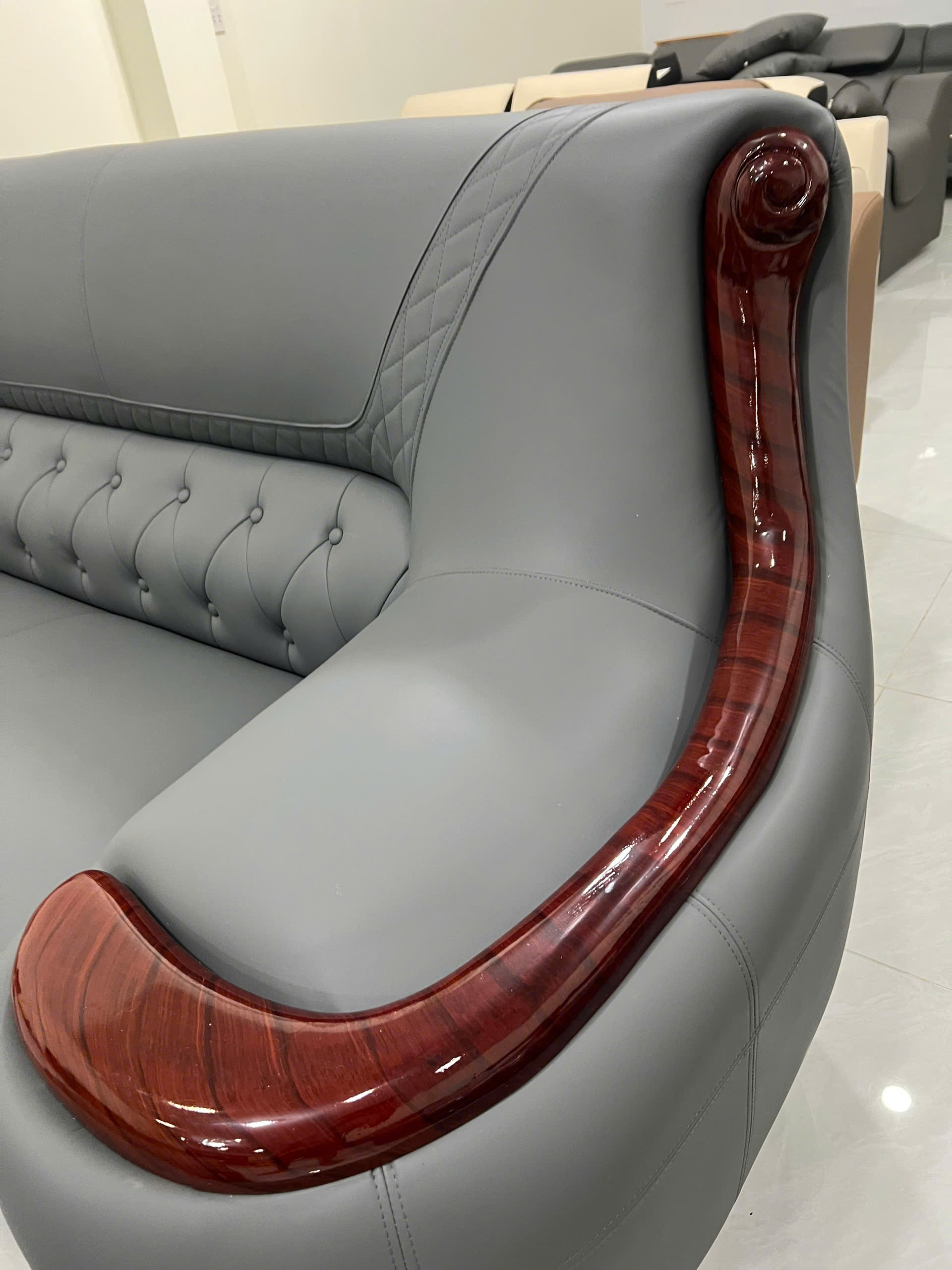 Bộ sofa góc L 3m3x1m6 Cổ điển Cao cấp Tay Phối Viền Gỗ-Thư giãn kèm bàn trà và ghế phụ sang trọng -Mã MH010 - Ảnh 8