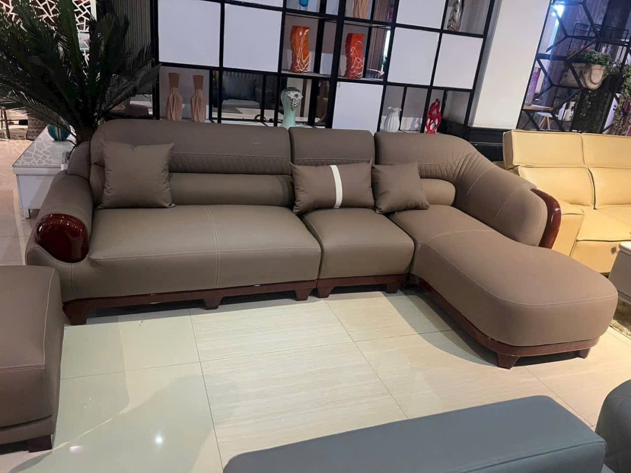 Bộ sofa góc L 3m3x1m7 Cổ Điển Cao cấp Tay Uốn Cong Thiết kế Sang Trọng Tạo Điểm Nhấn Sắc Sảo--Thư giãn kèm bàn trà và ghế phụ sang trọng - Mã MH012 - Ảnh 7