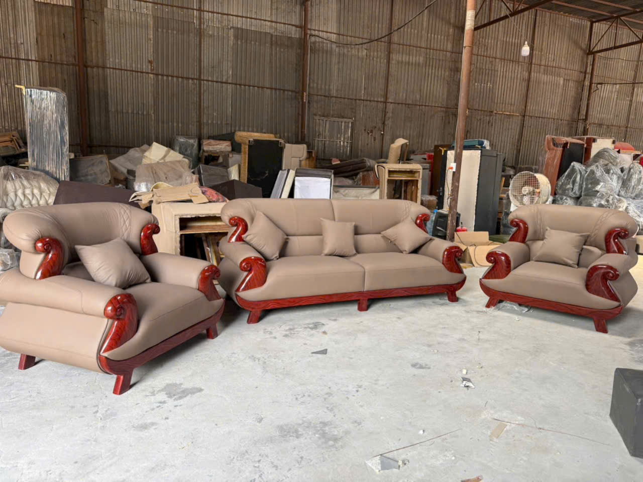 Bộ Sofa Cổ Điển Hoàng Gia Châu Âu Đẳng Cấp Thượng Lưu -Tay Phối Viền Gỗ-Thư giãn kèm bàn trà và ghế phụ sang trọng -Mã MH013 - Ảnh 9