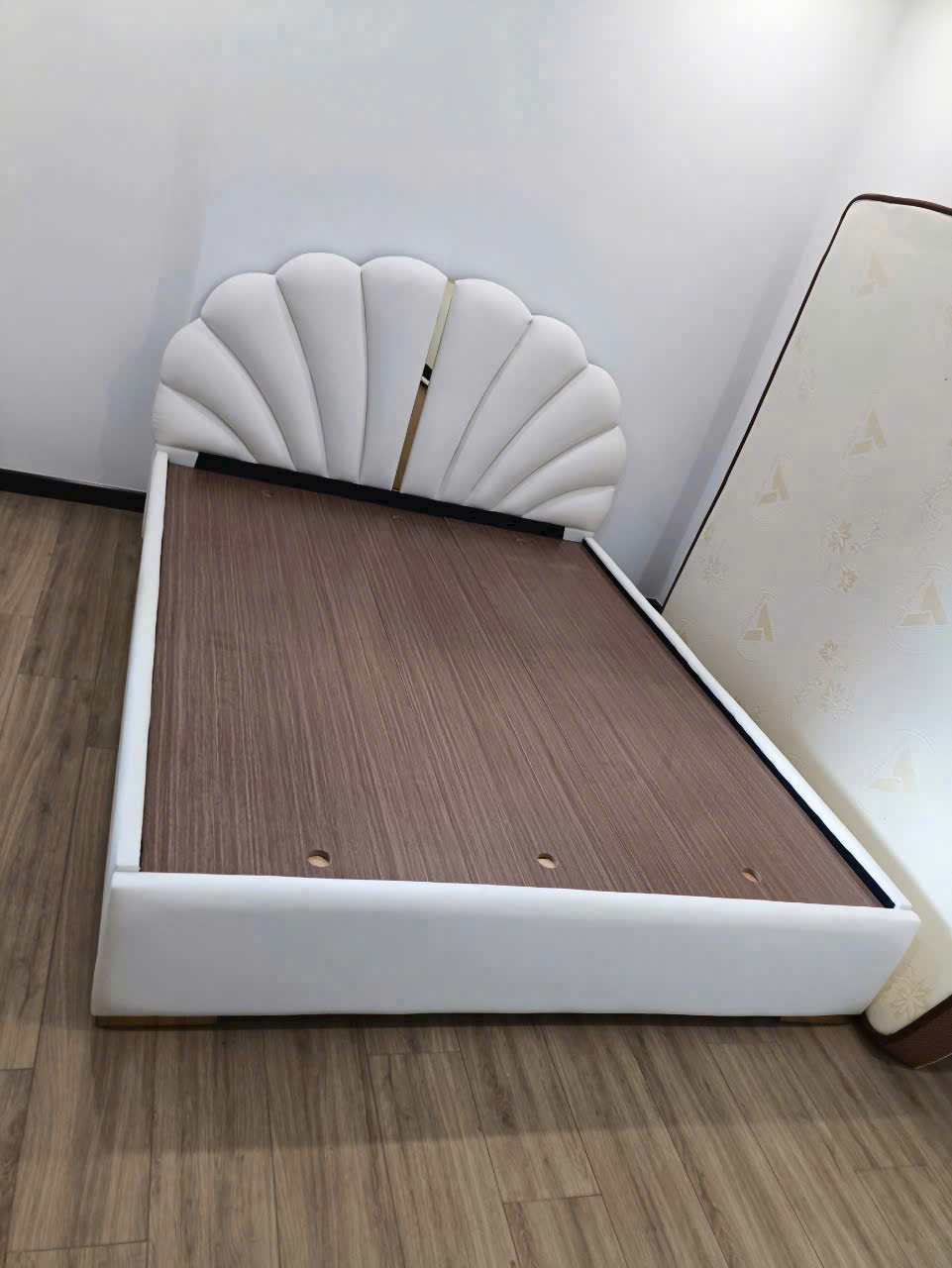 Giường ngủ bọc da 1m6x2m thiết kế cánh hoa-hiện đại đẹp mắt- mã MH358 - Ảnh 3